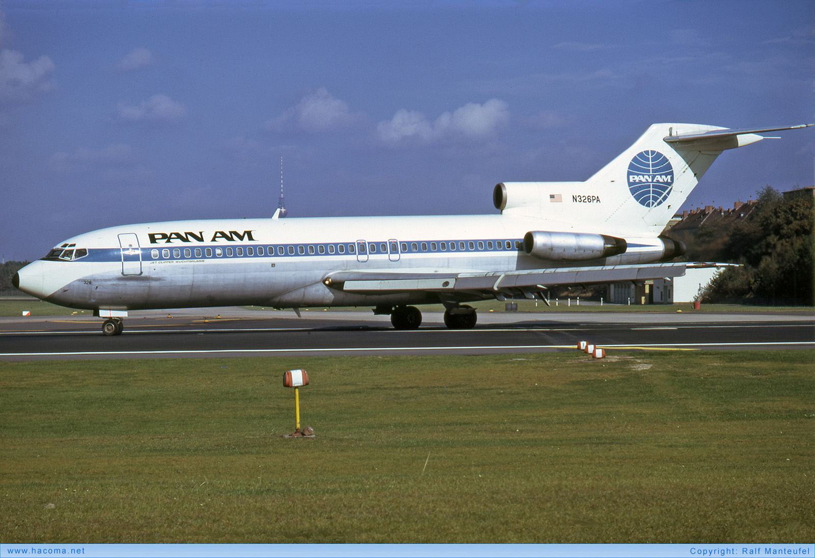 Foto von N326PA - Pan Am Clipper Muenchen / DeSoto / Nuremberg / White Falcon / Raven / Berolina / Wuchtbrumme - Flughafen Tempelhof - 07.1974