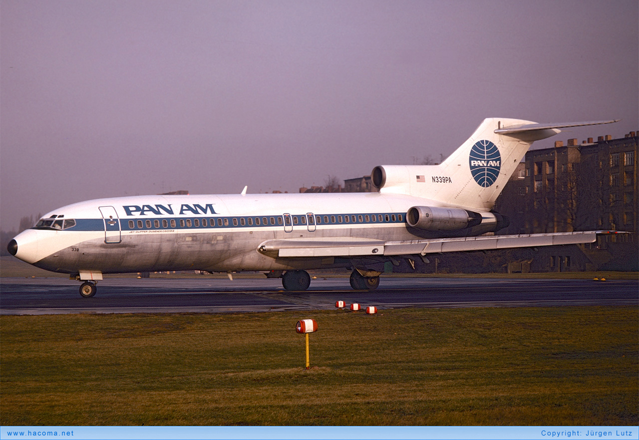 Foto von N339PA - Pan Am Clipper Stuttgart / Talisman / Koeln-Bonn / Golden Age / Dawn / Duesen­droschke / Schraeger Otto - Flughafen Tempelhof - 1972