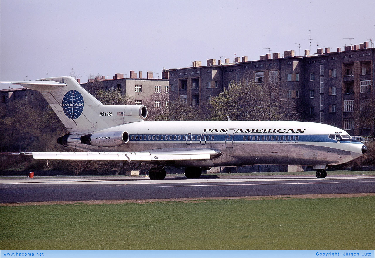 Foto von N342PA - Pan Am Clipper Golden Age / Koeln-Bonn / Talisman / Berliner Baer - Flughafen Tempelhof - 1970