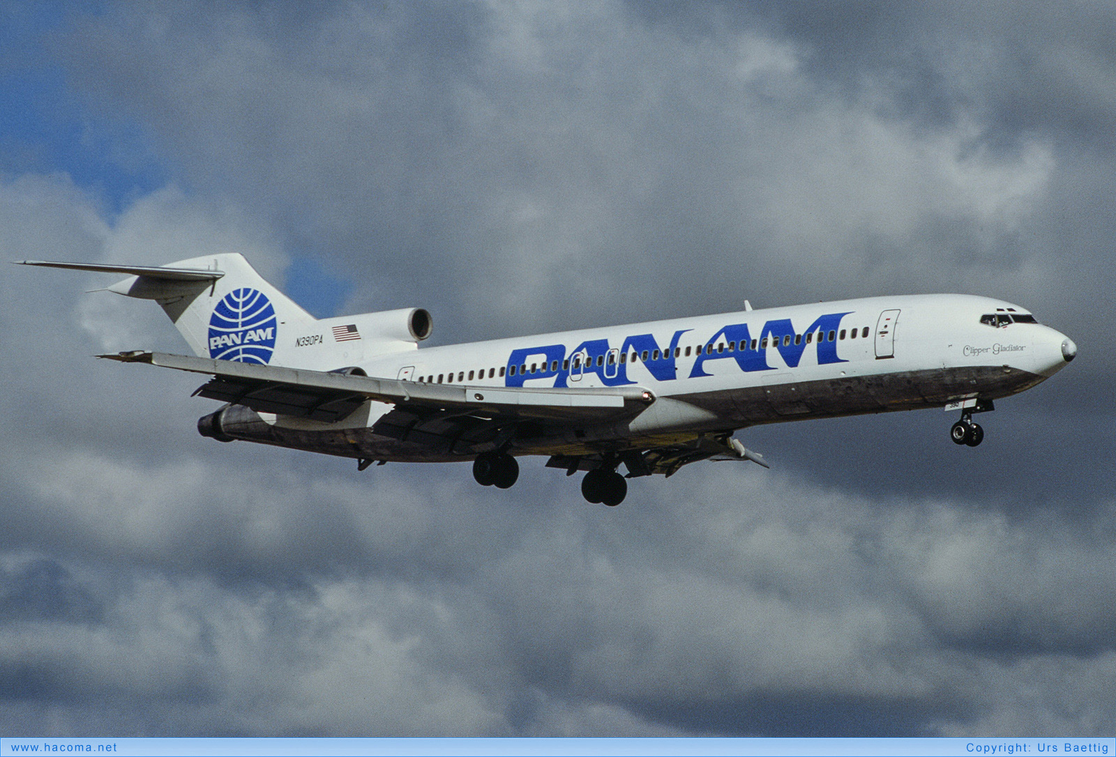Foto von N390PA - Pan Am Clipper Gladiator - Miami International Airport - 12.1990