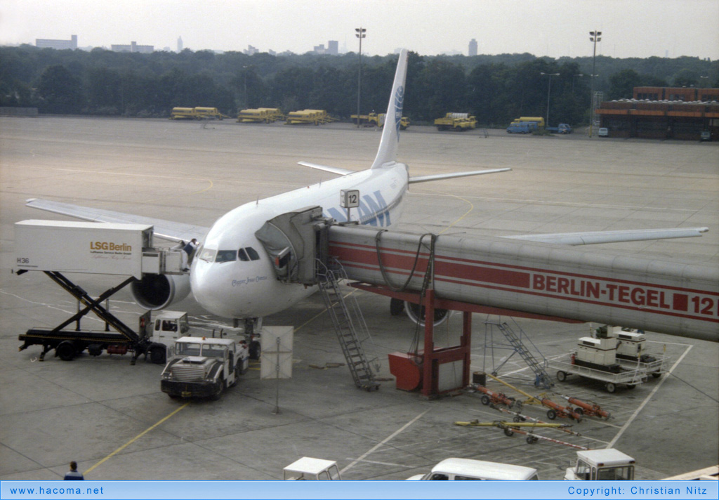 Foto von N806PA - Pan Am Clipper Jesse Owens / Betsy Ross - Flughafen Berlin-Tegel - 09.1986